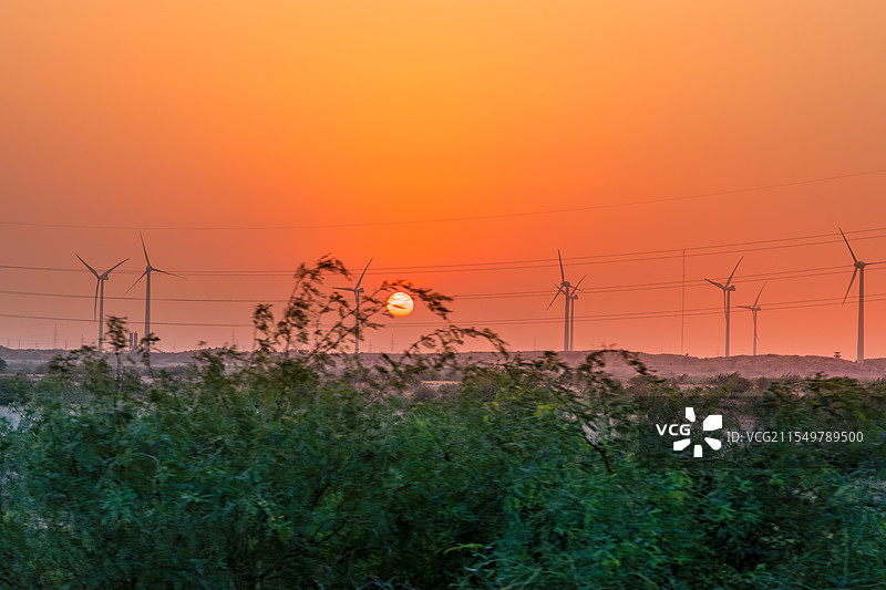 橘色天空下的田野风景图片素材