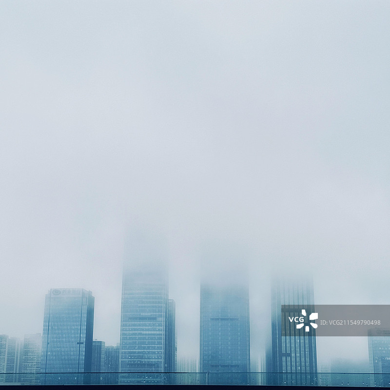雾中城市·金融区高楼图片素材