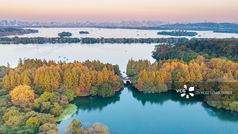 杭州西湖秋景航拍：杨公堤图片素材