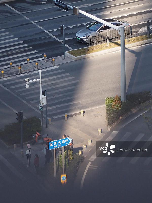 2025年2月9日广东深圳某城市道路在夕阳折射下的城市道路车辆的高角度视野图片素材