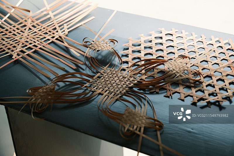 桌上手工藤编工艺品特写图片素材