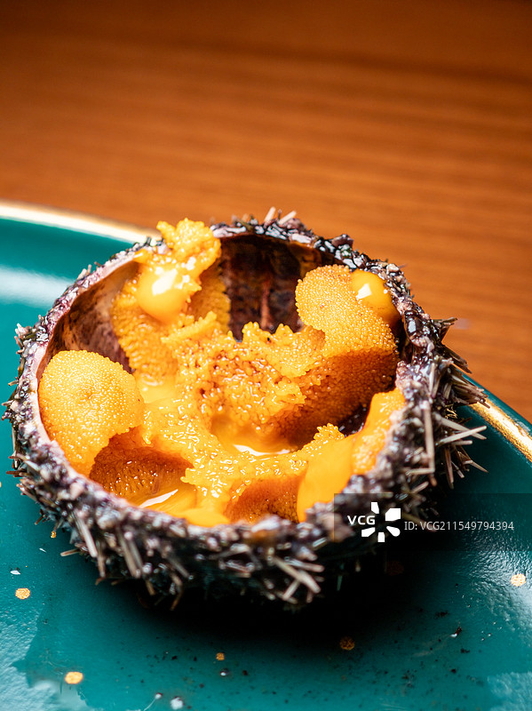 绿色盘子上的新鲜海胆卵刺身图片素材