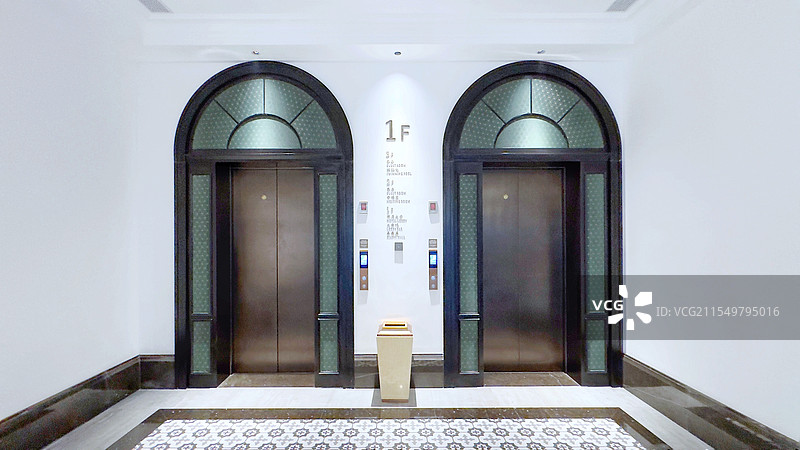 现代民国风格的酒店电梯厅图片素材
