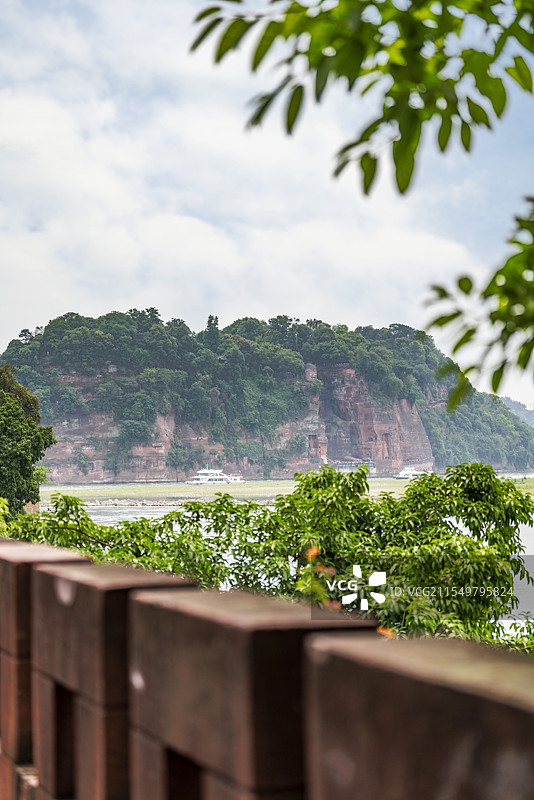 远望乐山大佛图片素材