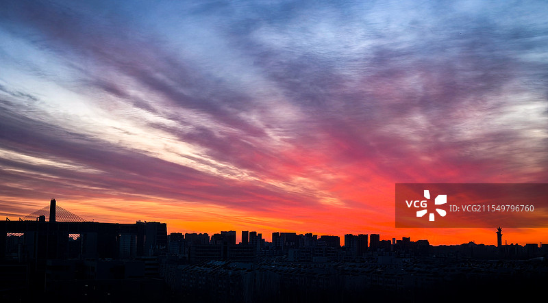 朝霞满天下的奥体塔和上地桥图片素材