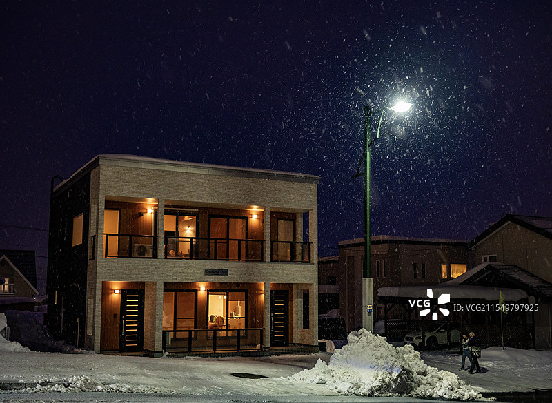 雪中温馨小屋图片素材