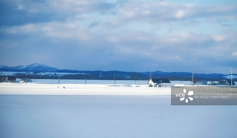 雪地雪山与小屋图片素材