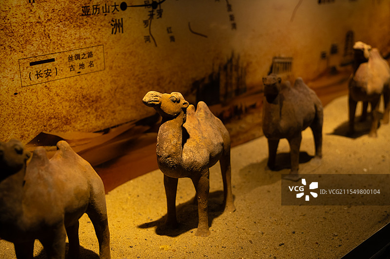 双峰骆驼队彩陶俑，唐代 （广东大观博物馆藏品）图片素材