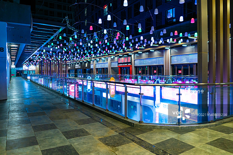 中国公共建筑照明设备拍摄主题，城市的夜晚，步行街街道上面五颜六色的悬挂的霓虹灯，户外无人图像摄影图片素材