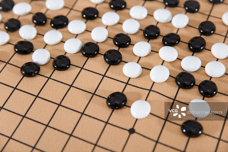 棋盘上的中国围棋棋子特写图片素材