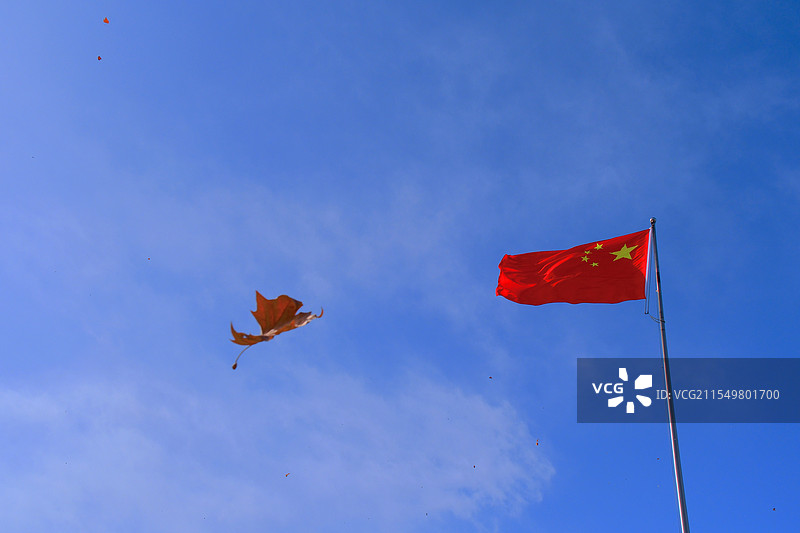 五星红旗迎风飘扬图片素材