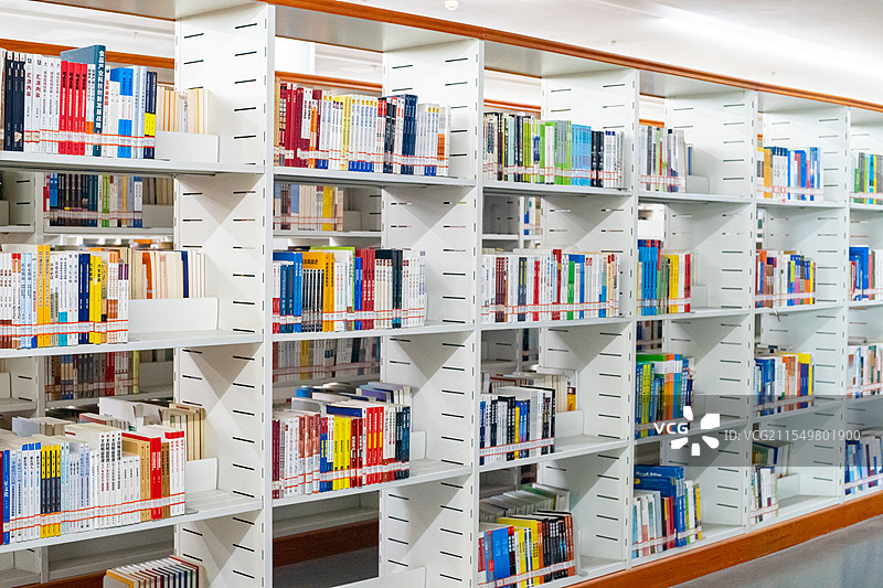 中国图书馆拍摄主题，书架上陈列着各种各样的书籍，室内无人图像图片素材