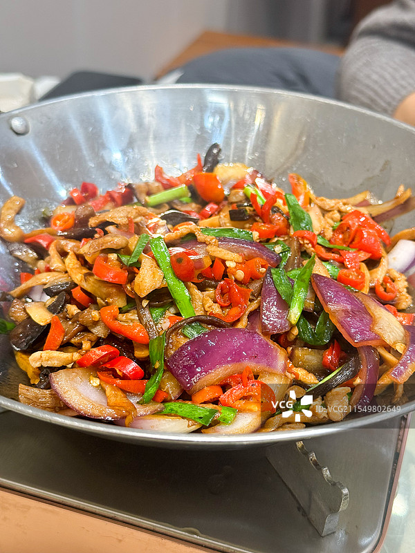 湘菜，炒三鲜，包括香菇、茶树菇、杏鲍菇、洋葱、肉丝图片素材