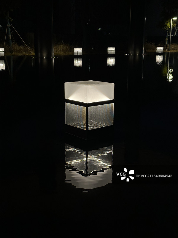 夜晚水面的灯图片素材