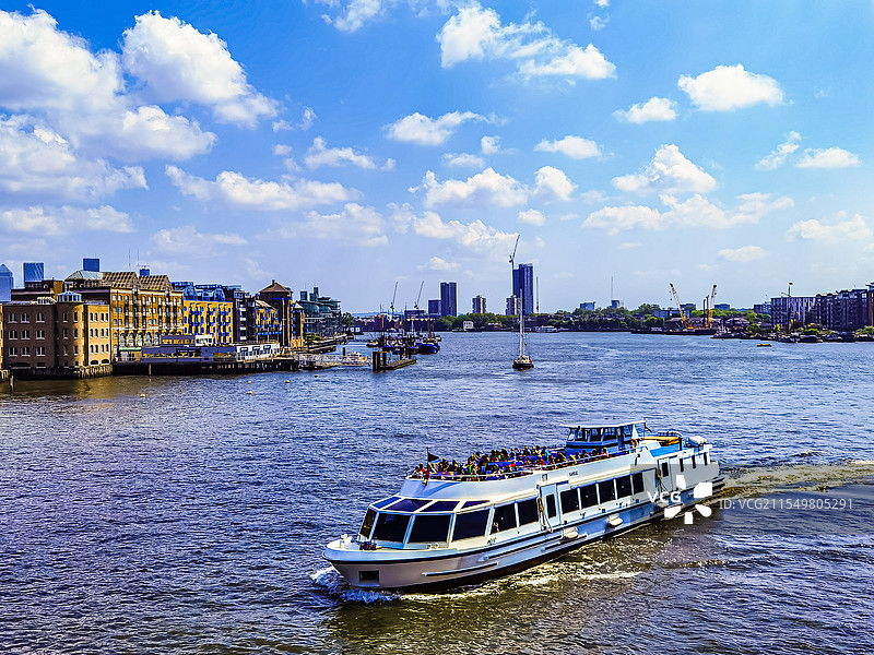 伦敦泰晤士河上的邮轮图片素材