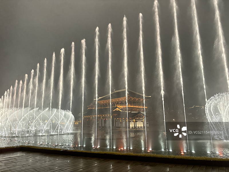 窑湖小镇-亮灯传统建筑为背景的音乐喷泉演出图片素材