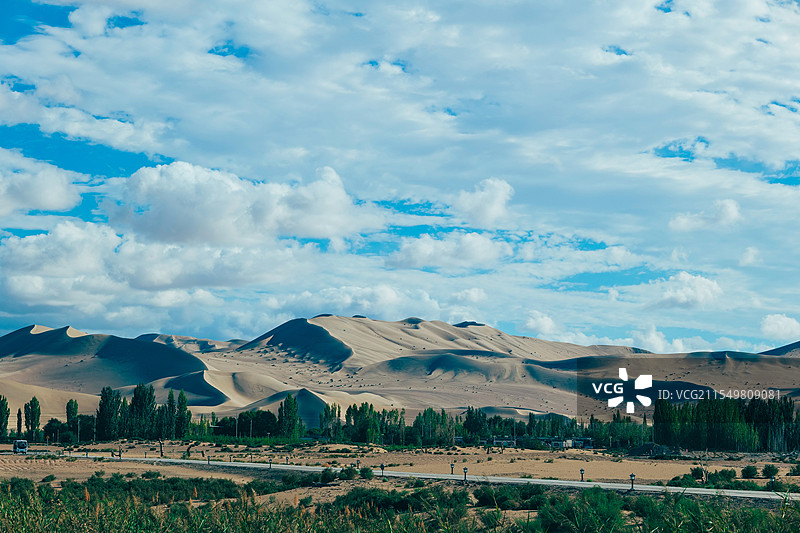 绿色远处的沙丘图片素材