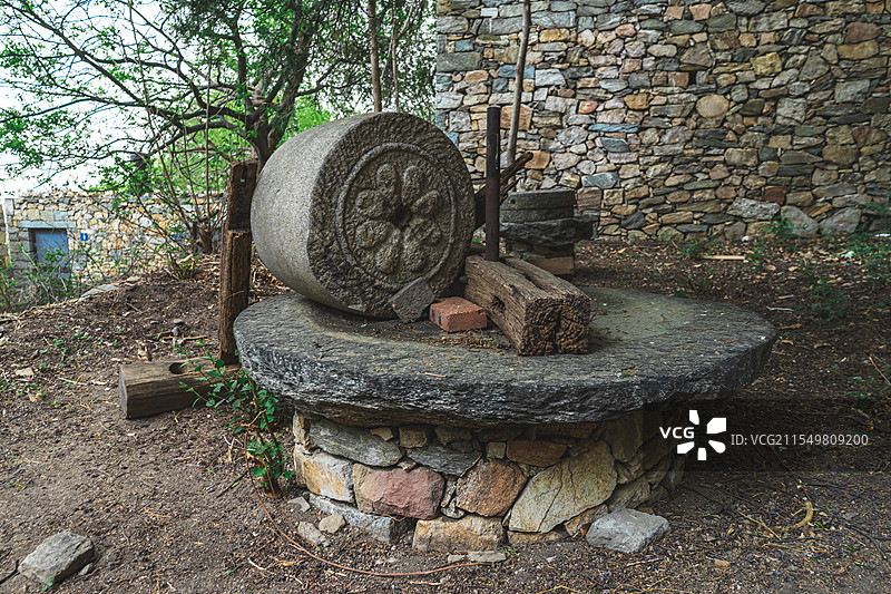 中国山东省泰安市泰山旅游风景区著名景点，三阳观农村农民设备用品，岩石磨盘农具，户外白昼无人图像摄影图片素材