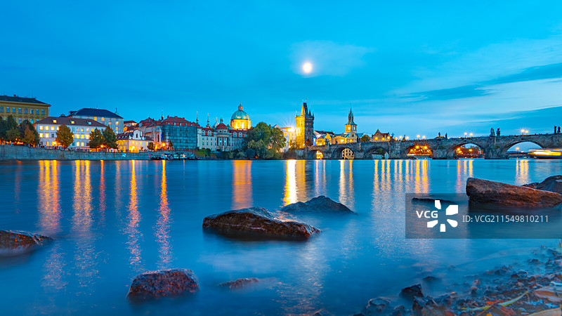 伏尔塔瓦河边的蓝调时光图片素材