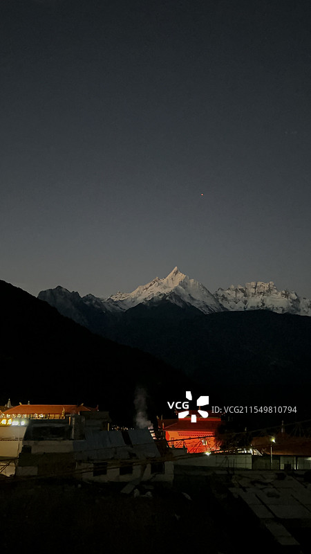德钦梅里雪山下的夜景图片素材