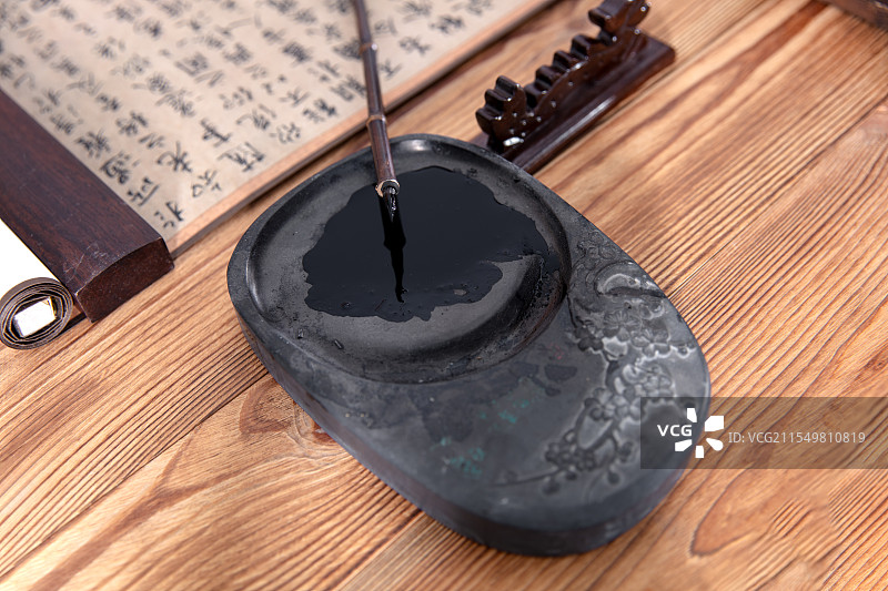 毛笔放在砚台上的特写图片素材