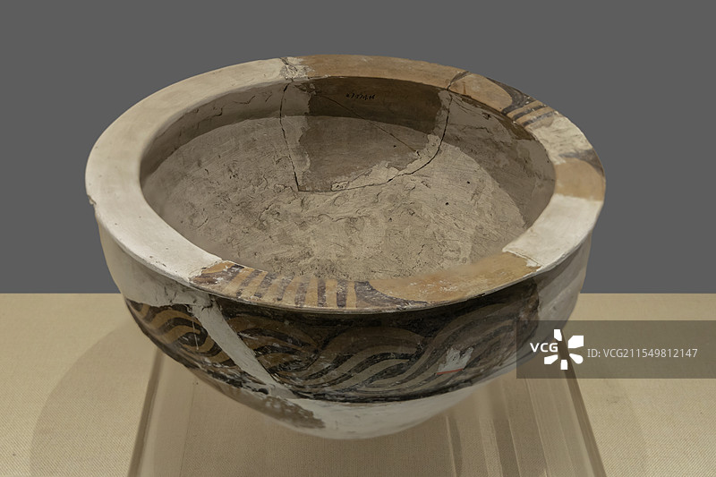 甘肃省博物馆“甘肃彩陶展”：纽索纹彩陶盆（新石器时代仰韶文化晚期，1978年甘肃省秦安县大地湾出土）图片素材