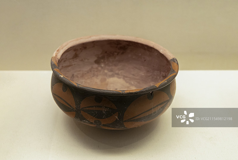 甘肃省博物馆“甘肃彩陶展”：叶片纹彩陶盆（新石器时代仰韶文化晚期，1978年甘肃省秦安县大地湾出土）图片素材