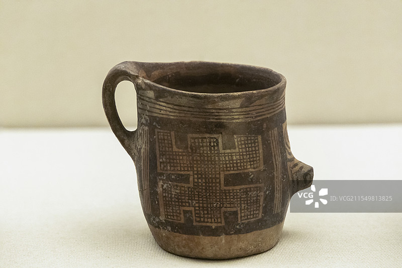 甘肃省博物馆“甘肃彩陶展”：变体神人纹简状杯（新石器时代马家窑文化马厂类型，1973年甘肃鸳鸯池出土图片素材