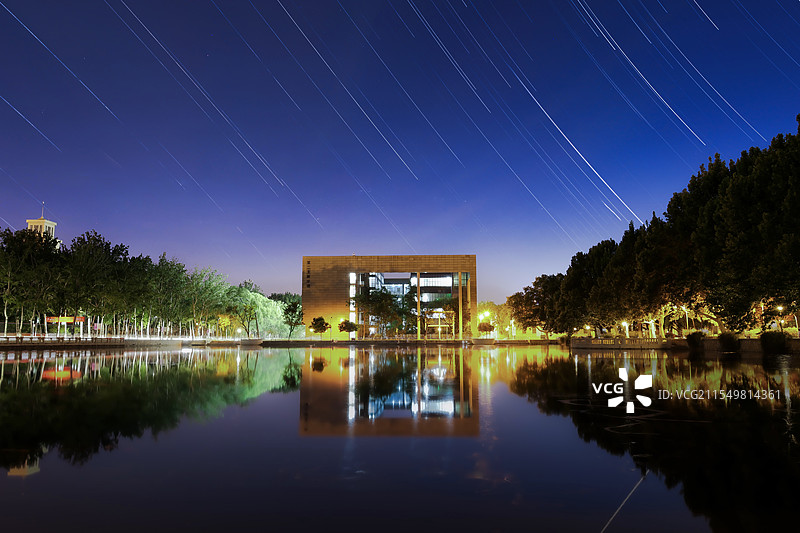 南开大学二主楼新开湖星轨图片素材