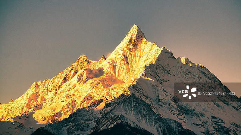 云南梅里雪山的日照金山图片素材