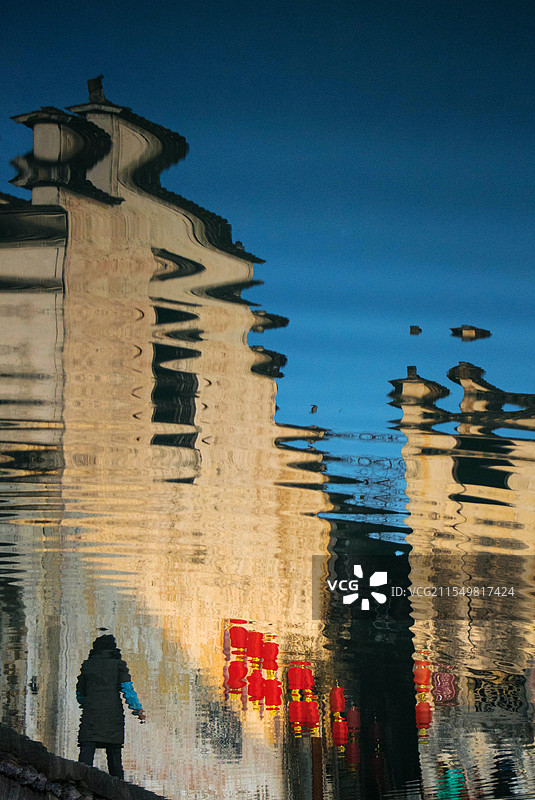 安徽皖南宏村古建筑在月沼中的倒影图片素材