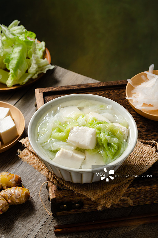 清淡美味的家常汤白菜豆腐汤图片素材