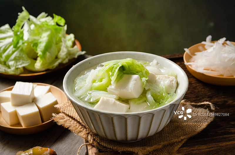 清淡美味的家常汤白菜豆腐汤图片素材