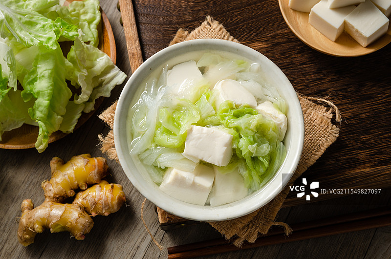 清淡美味的家常汤白菜豆腐汤图片素材