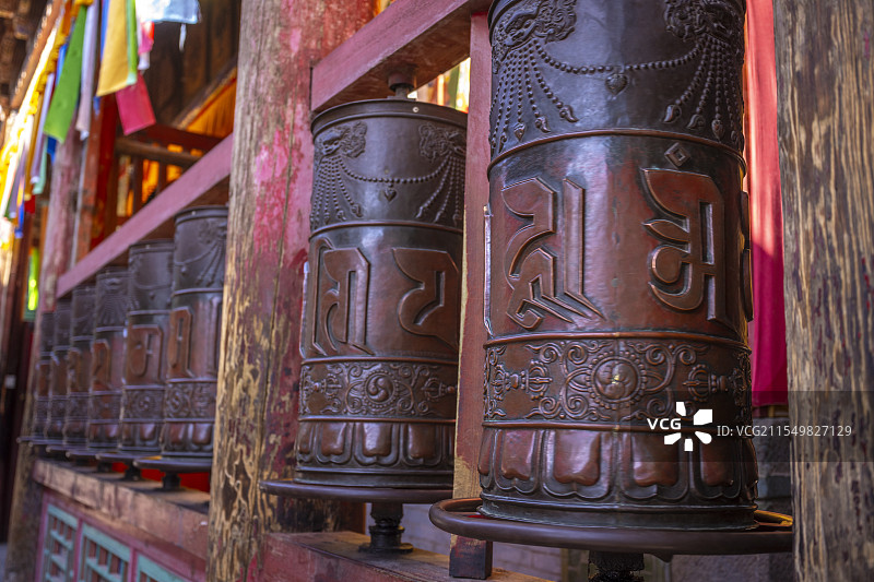 青海西宁塔尔寺转经筒图片素材