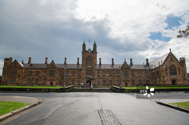 雨后的悉尼大学四方楼图片素材