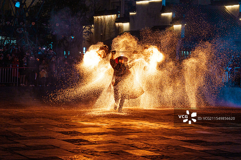 婺源婺女洲火壶表演瞬间图片素材