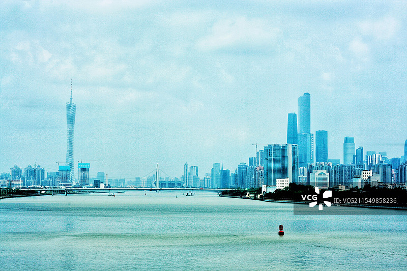 广州珠江新城双子塔东塔西塔地标建筑周大福金融中心国际金融中心珠江沿岸城市景观高楼图片素材