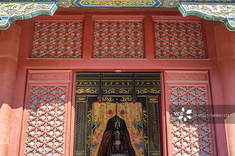 中国山东泰安泰山旅游景区著名景点，岱庙天贶殿里的泰山神东岳大帝玉皇大帝雕像，室内无人图像摄影图片素材