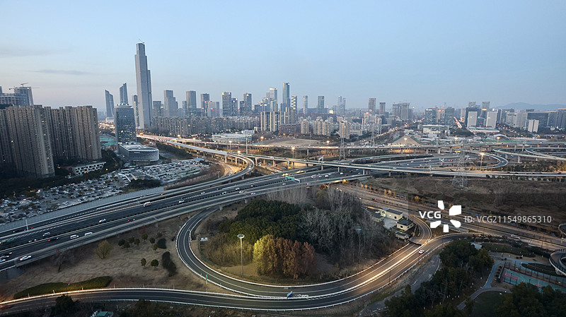 江苏南京河西商业CBD，天空刚刚暗下去，回家的车流开始涌动。图片素材