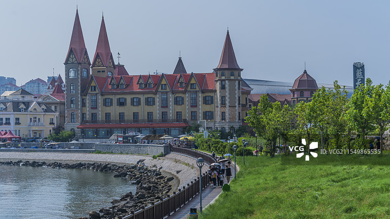 山东省烟台市莱山区海昌渔人码头蓝天城市建筑风光图片素材