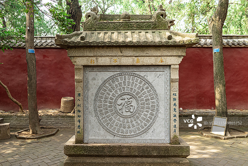中国山东泰安市著名旅游景点泰山风景区，竹林寺的无极庙寺庙的石头影壁照壁，户外白昼无人图像摄影图片素材
