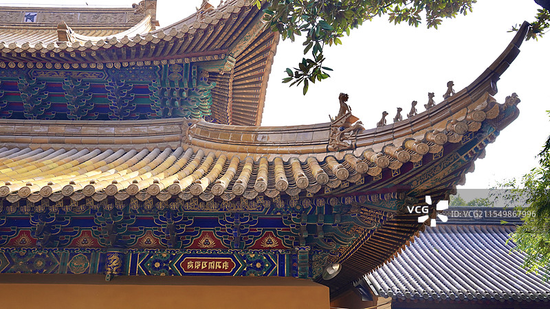 浙江舟山市普陀山景区普济禅寺屋顶脊兽图片素材