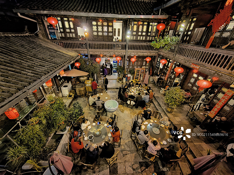 夜晚的云南一颗印民居建筑图片素材