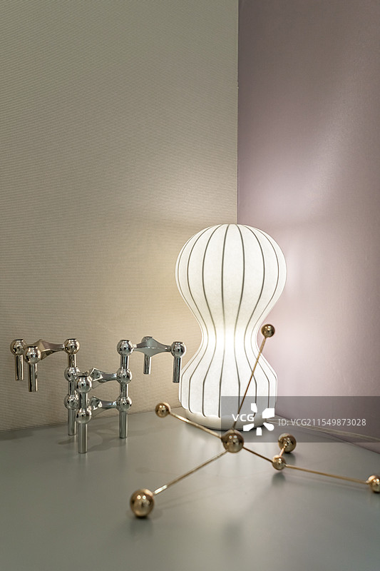 中国房地产城市健康生活拍摄主题，住宅内部环境，卧室里的床头柜、床头灯和装饰物，室内无人图像摄影图片素材