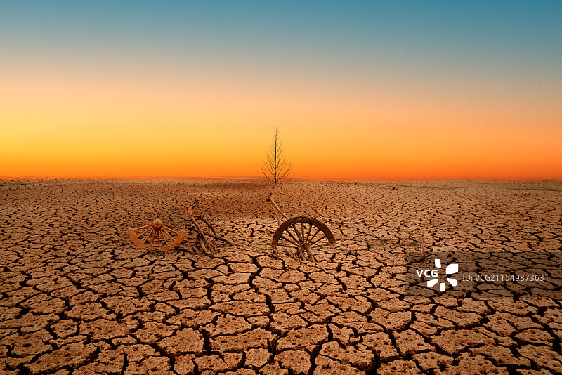 风光，干旱的河谷，淤泥中的车轮图片素材