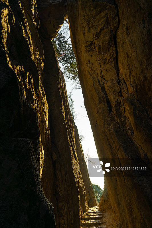 中国山东济南泰安泰山旅游著名景点大灵岩寺，逆光拍摄狭窄的一线天，户外白昼无人图像摄影图片素材