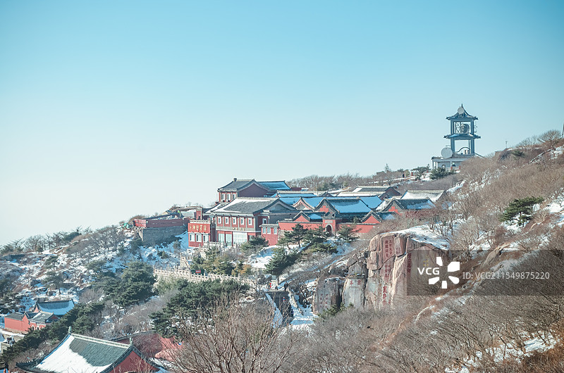 中国非都市风光拍摄主题，山东泰安国内著名景点泰山风景区，玉皇顶和日观峰气象站，户外白昼无人图像摄影图片素材