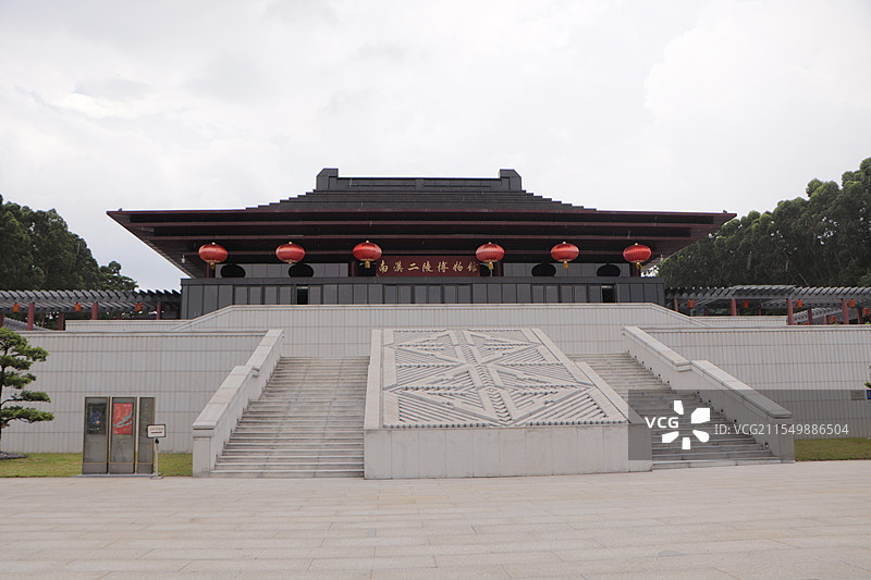 广东广州南汉二陵博物馆，现代建筑和空旷的广场图片素材