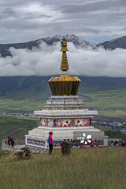 青海卓尔山雪山白塔图片素材